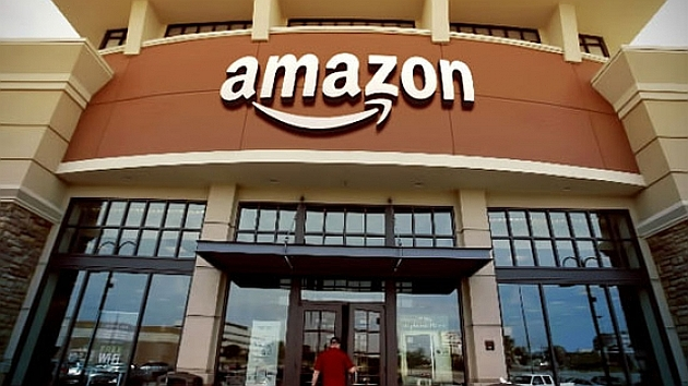 1 full Amazon Opening First US Retail Store in New York 1 full Amazon Opening First US Retail Store in New York